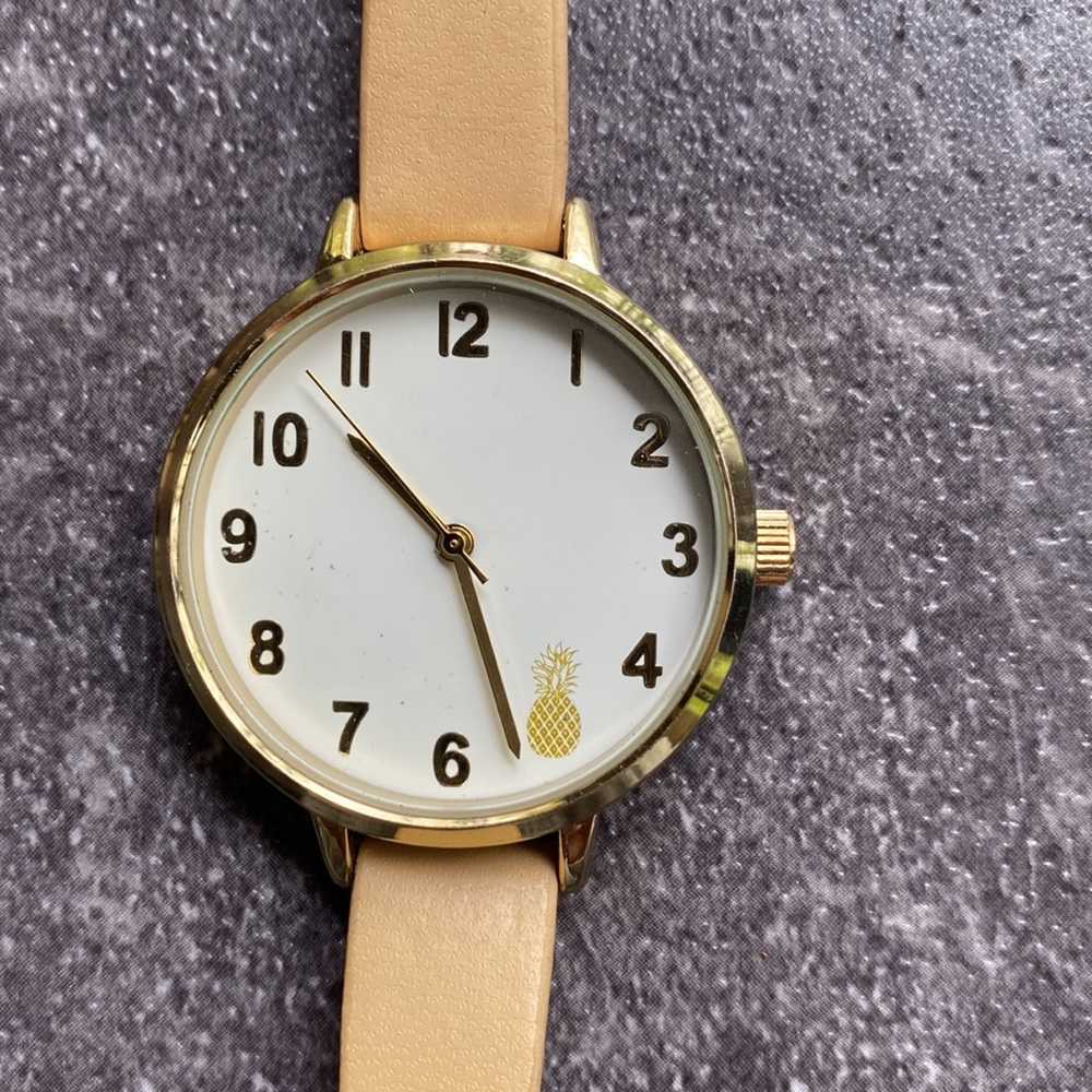 Pineapple face women’s wristwatch. Tan ban. White face. Used in great condition